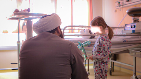 تصاویر/حضور طلبه‌های همدانی در کنار کودکان بیمار به مناسبت روز جهانی کودک