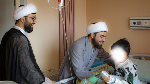 تصاویر/حضور طلبه‌های همدانی در کنار کودکان بیمار به مناسبت روز جهانی کودک