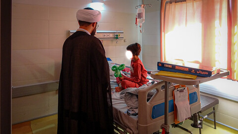 تصاویر/حضور طلبه‌های همدانی در کنار کودکان بیمار به مناسبت روز جهانی کودک