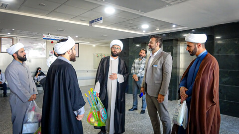 تصاویر/حضور طلبه‌های همدانی در کنار کودکان بیمار به مناسبت روز جهانی کودک