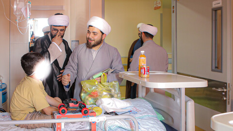 تصاویر/حضور طلبه‌های همدانی در کنار کودکان بیمار به مناسبت روز جهانی کودک