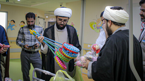 تصاویر/حضور طلبه‌های همدانی در کنار کودکان بیمار به مناسبت روز جهانی کودک