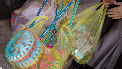 تصاویر/حضور طلبه‌های همدانی در کنار کودکان بیمار به مناسبت روز جهانی کودک