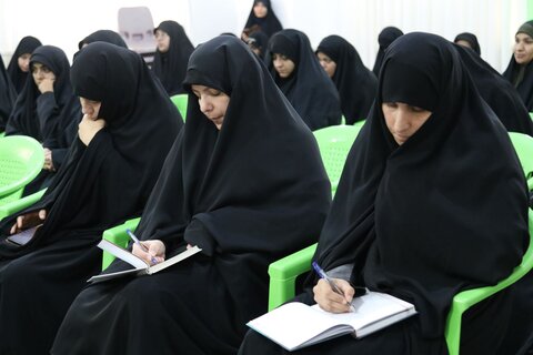 تصاویر/ نشست مدیر حوزه علمیه خواهران استان بوشهر با طلاب مدرسه علمیه خواهران خورموج