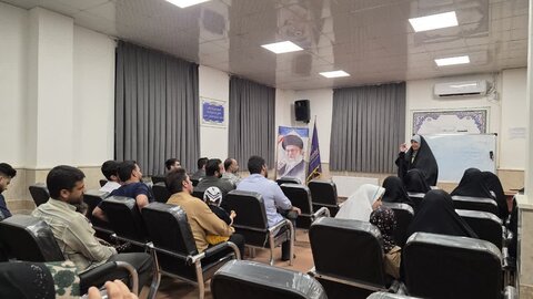 تصاویر/ نشست «گام‌هایی به سوی آرامش» ویژه طلاب مدرسه علمیه نرجسیه سیرجان