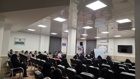 تصاویر/ نشست «گام‌هایی به سوی آرامش» ویژه طلاب مدرسه علمیه نرجسیه سیرجان