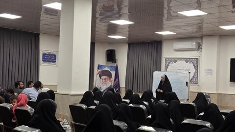 تصاویر/ نشست «گام‌هایی به سوی آرامش» ویژه طلاب مدرسه علمیه نرجسیه سیرجان
