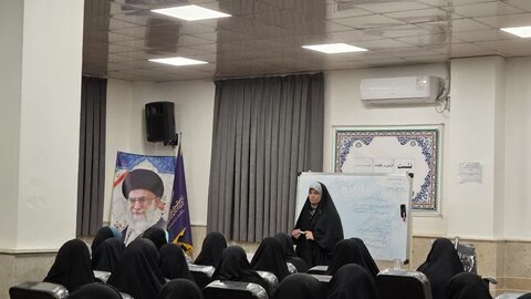 تصاویر/ نشست «گام‌هایی به سوی آرامش» ویژه طلاب مدرسه علمیه نرجسیه سیرجان