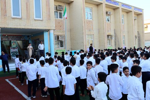 تصاویر/ دیدار امام جمعه دیر با دانش‌آموزان در روز جهانی کودک