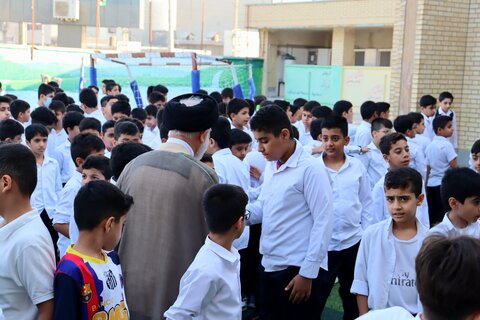 تصاویر/ دیدار امام جمعه دیر با دانش‌آموزان در روز جهانی کودک