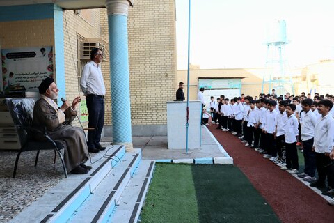 تصاویر/ دیدار امام جمعه دیر با دانش‌آموزان در روز جهانی کودک