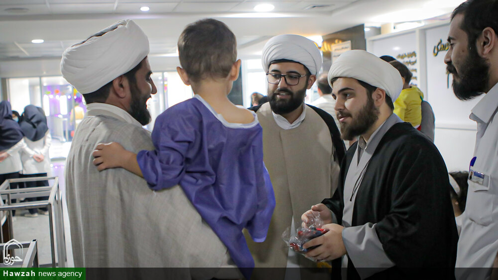 تصاویر/ حضور طلبه‌های همدانی در کنار کودکان بیمار به مناسبت روز جهانی کودک