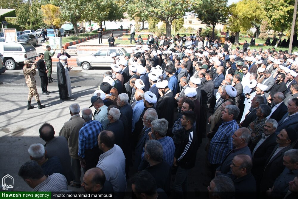 بوسه پدر شهید ولیزاده بر پیام آیت الله اعرافی