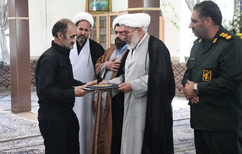 بوسه پدر شهید ولیزاده بر پیام آیت الله اعرافی