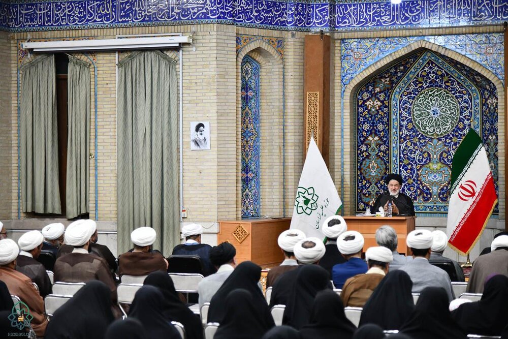 حوزه برای حل مسائل کشور به رئیس جمهور کمک کند