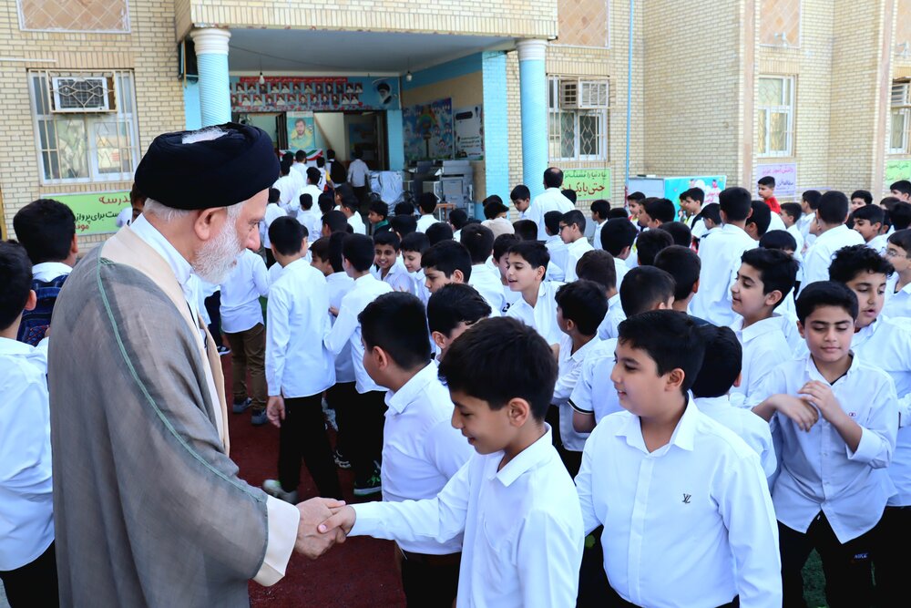 تصاویر/ دیدار امام جمعه دیر با دانش‌آموزان در روز جهانی کودک