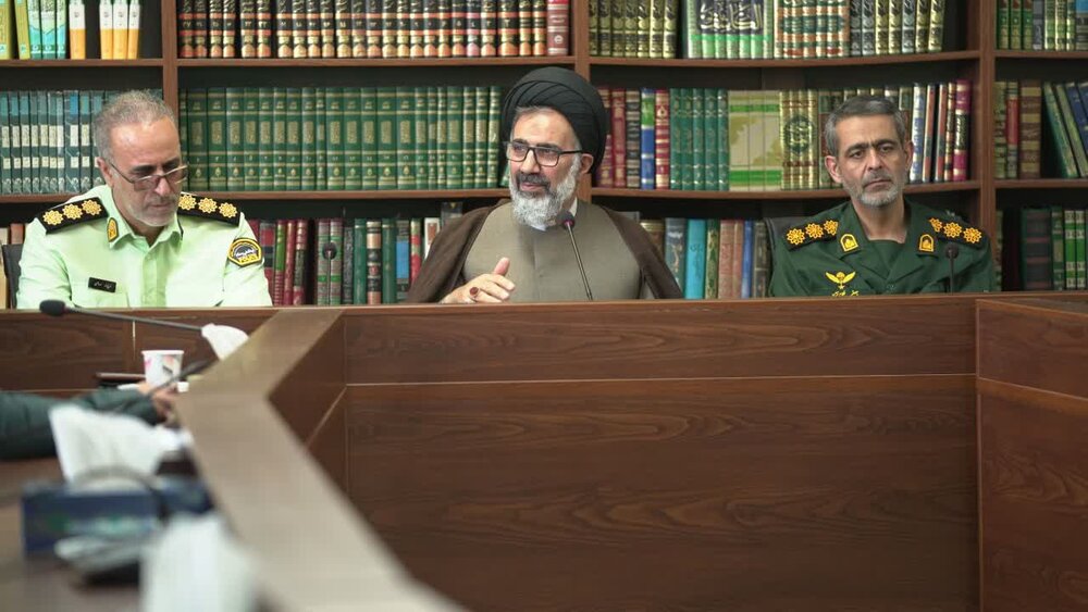 تصاویر/ گرامیداشت هفته نیروی انتظامی با تجلیل امام جمعه فردیس از نیروهای خدوم ناجا