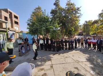 تصاویر/ ادای احترام مسئولین شاهین دژ به مقام شهدای فراجا