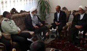 تکریم خانواده شهدا وظیفه آحاد ملت ایران است