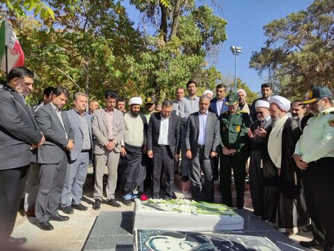 تصاویر/ ادای احترام مسئولین شاهین دژ به مقام شهدای فراجا