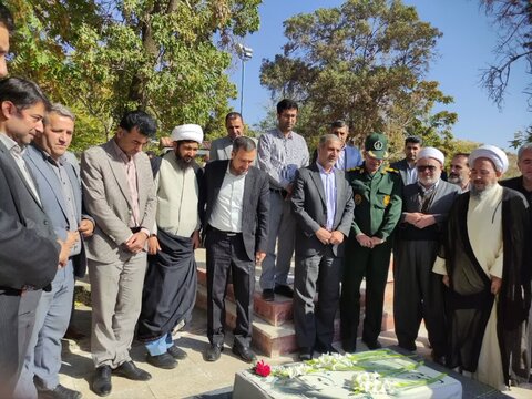 تصاویر/ ادای احترام مسئولین شاهین دژ به مقام شهدای فراجا