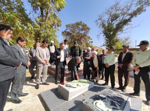 تصاویر/ ادای احترام مسئولین شاهین دژ به مقام شهدای فراجا