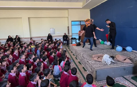 تصاویر/ اجرای نمایش خیابانی قصه‌های خوب برای بچه‌های خوب در مدارس و بوستان‌های شهر به مناسبت هفته ملی کودک