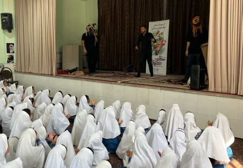 تصاویر/ اجرای نمایش خیابانی قصه‌های خوب برای بچه‌های خوب در مدارس و بوستان‌های شهر به مناسبت هفته ملی کودک