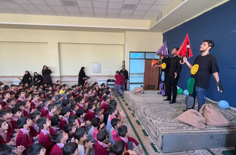 تصاویر/ اجرای نمایش خیابانی قصه‌های خوب برای بچه‌های خوب در مدارس و بوستان‌های شهر به مناسبت هفته ملی کودک