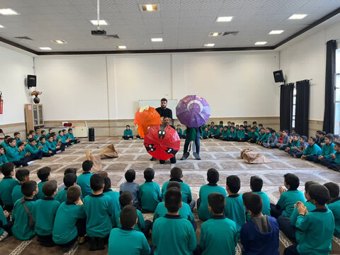 تصاویر/ اجرای نمایش خیابانی قصه‌های خوب برای بچه‌های خوب در مدارس و بوستان‌های شهر به مناسبت هفته ملی کودک