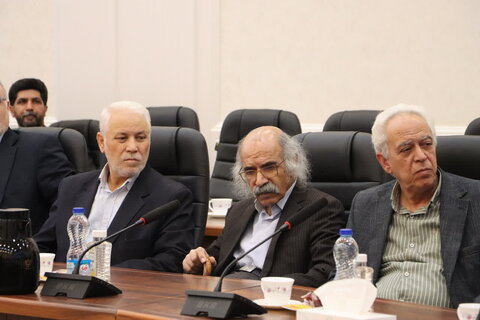 تصاویر/ نشست۱۰۰ کتاب ماندگار قرن با رئیس سازمان اسناد و کتابخانه ملی ایران در یزد