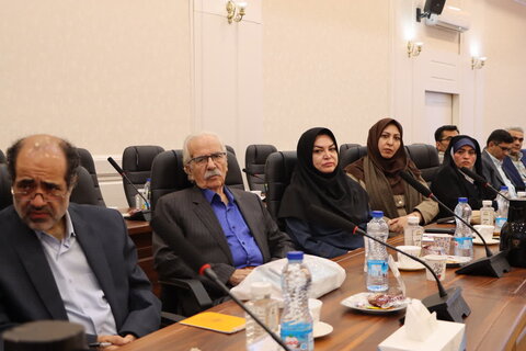 تصاویر/ نشست۱۰۰ کتاب ماندگار قرن با رئیس سازمان اسناد و کتابخانه ملی ایران در یزد