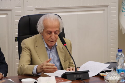 تصاویر/ نشست۱۰۰ کتاب ماندگار قرن با رئیس سازمان اسناد و کتابخانه ملی ایران در یزد