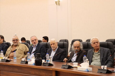 تصاویر/ نشست۱۰۰ کتاب ماندگار قرن با رئیس سازمان اسناد و کتابخانه ملی ایران در یزد