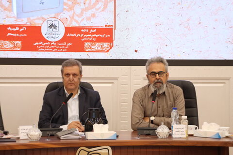 تصاویر/ نشست۱۰۰ کتاب ماندگار قرن با رئیس سازمان اسناد و کتابخانه ملی ایران در یزد