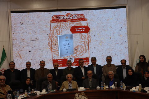 تصاویر/ نشست۱۰۰ کتاب ماندگار قرن با رئیس سازمان اسناد و کتابخانه ملی ایران در یزد