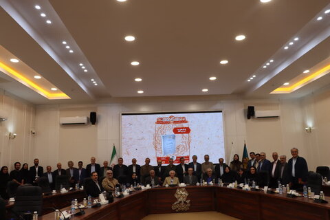 تصاویر/ نشست۱۰۰ کتاب ماندگار قرن با رئیس سازمان اسناد و کتابخانه ملی ایران در یزد