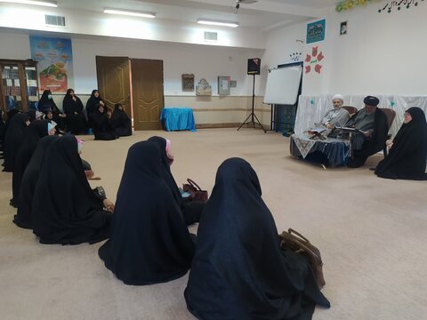 تصاویر/نشست صمیمی موسس مدرسه علمیه فاطمیه محلات با طلاب