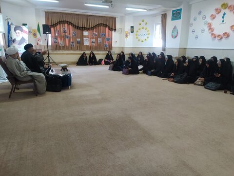 تصاویر/نشست صمیمی موسس مدرسه علمیه فاطمیه محلات با طلاب