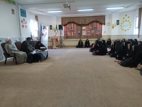 تصاویر/نشست صمیمی موسس مدرسه علمیه فاطمیه محلات با طلاب