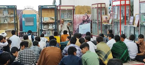 طلاب حوزه علمیه امام صادق(ع) زابل با حضور در گلزار شهدا با آرمان‌های امام و شهیدان تجدید میثاق کردند