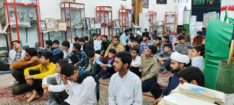 طلاب حوزه علمیه امام صادق(ع) زابل با حضور در گلزار شهدا با آرمان‌های امام و شهیدان تجدید میثاق کردند