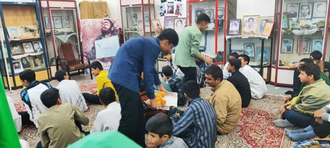 طلاب حوزه علمیه امام صادق(ع) زابل با حضور در گلزار شهدا با آرمان‌های امام و شهیدان تجدید میثاق کردند