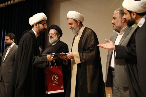 تصاویر/  همایش تجلیل از مبلغان فضای مجازی فعال در دفاع مقدس ۱۲ روزه