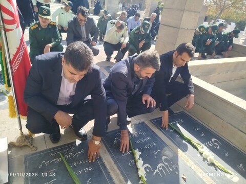 تصاویر / مراسم غبارروبی و عطر افشانی مزار مطهر شهدا در آذرشهر