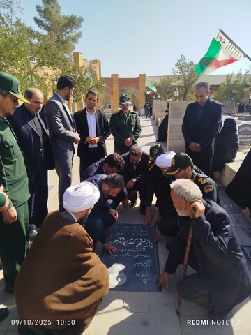 تصاویر / مراسم غبارروبی و عطر افشانی مزار مطهر شهدا در آذرشهر