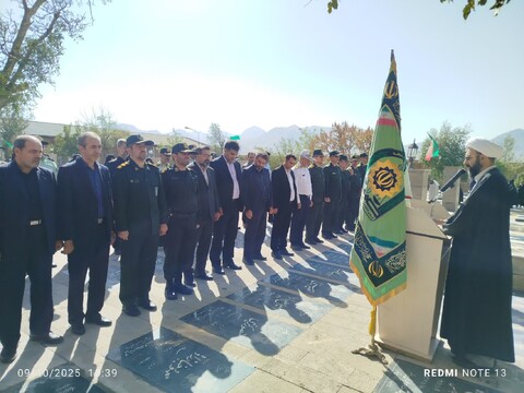 تصاویر / مراسم غبارروبی و عطر افشانی مزار مطهر شهدا در آذرشهر