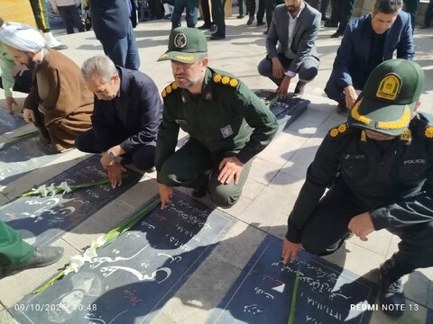 تصاویر / مراسم غبارروبی و عطر افشانی مزار مطهر شهدا در آذرشهر