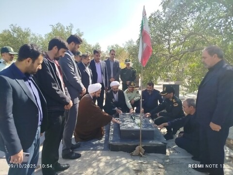 تصاویر / مراسم غبارروبی و عطر افشانی مزار مطهر شهدا در آذرشهر