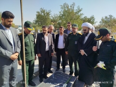 تصاویر / مراسم غبارروبی و عطر افشانی مزار مطهر شهدا در آذرشهر